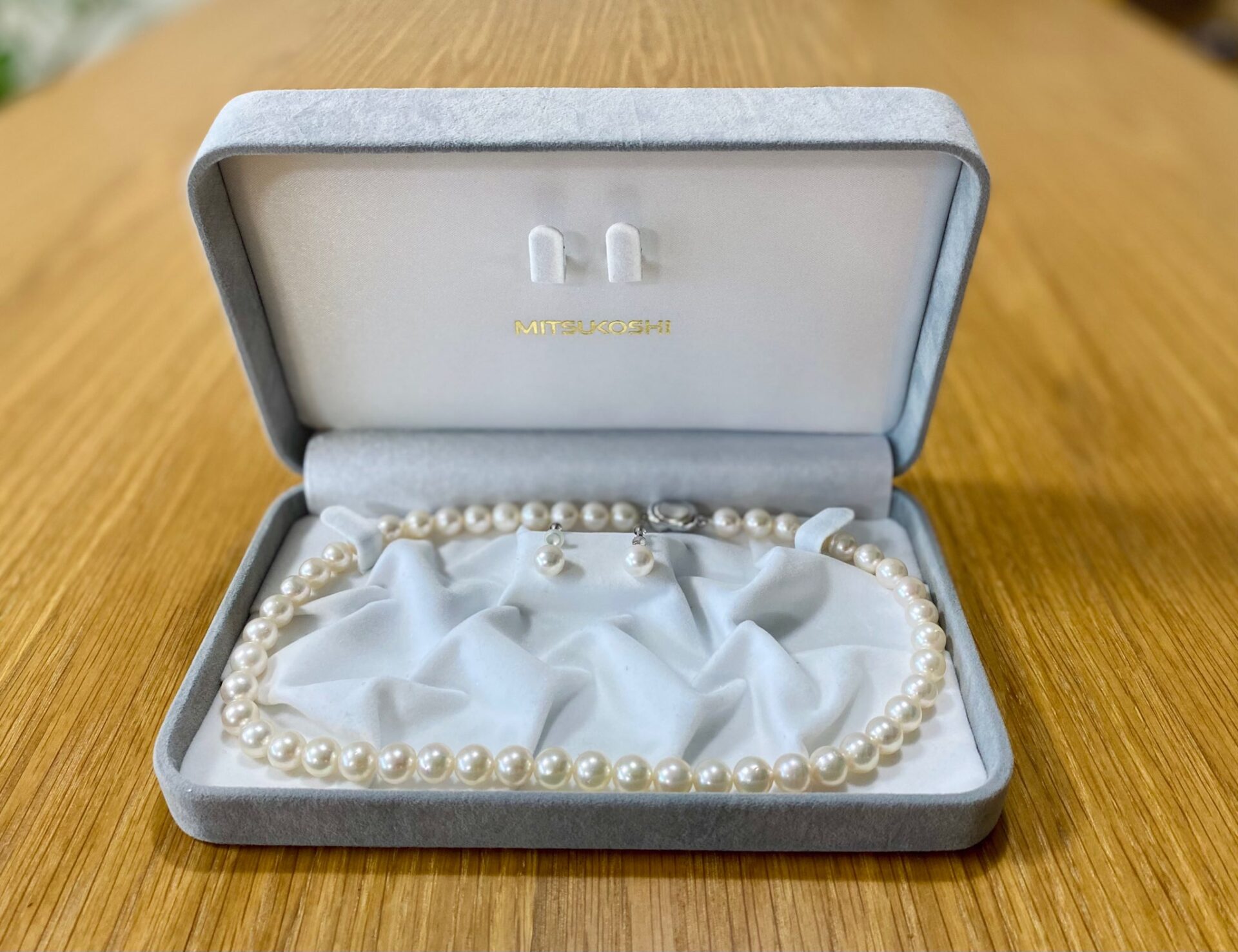 冠婚葬祭用の真珠のネックレスとイヤリング