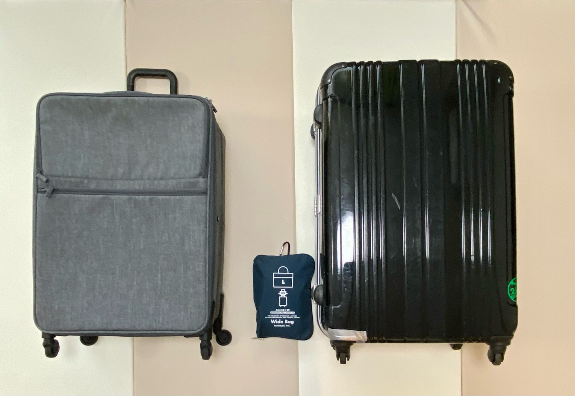 スーツケース並べた画像