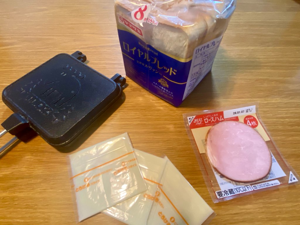 おすすめの具材ハムチーズとホットサンドメーカーとパンの写真