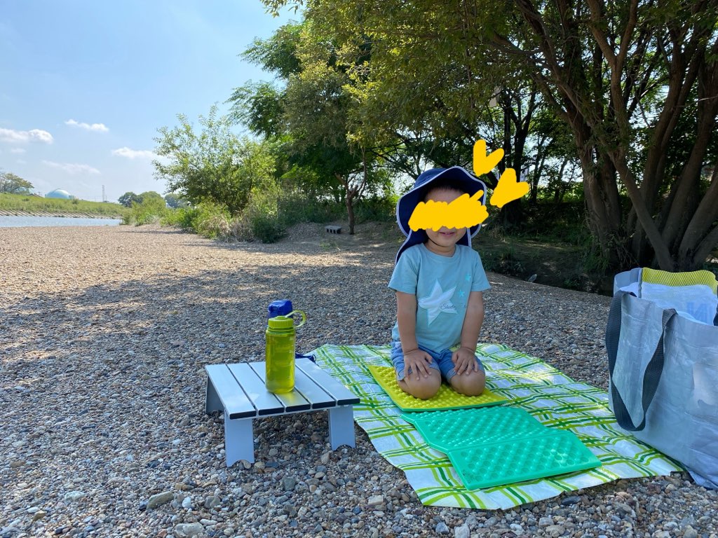 キャプテンスタッグのアルミロールテーブルをピクニックテーブルとして使っている様子