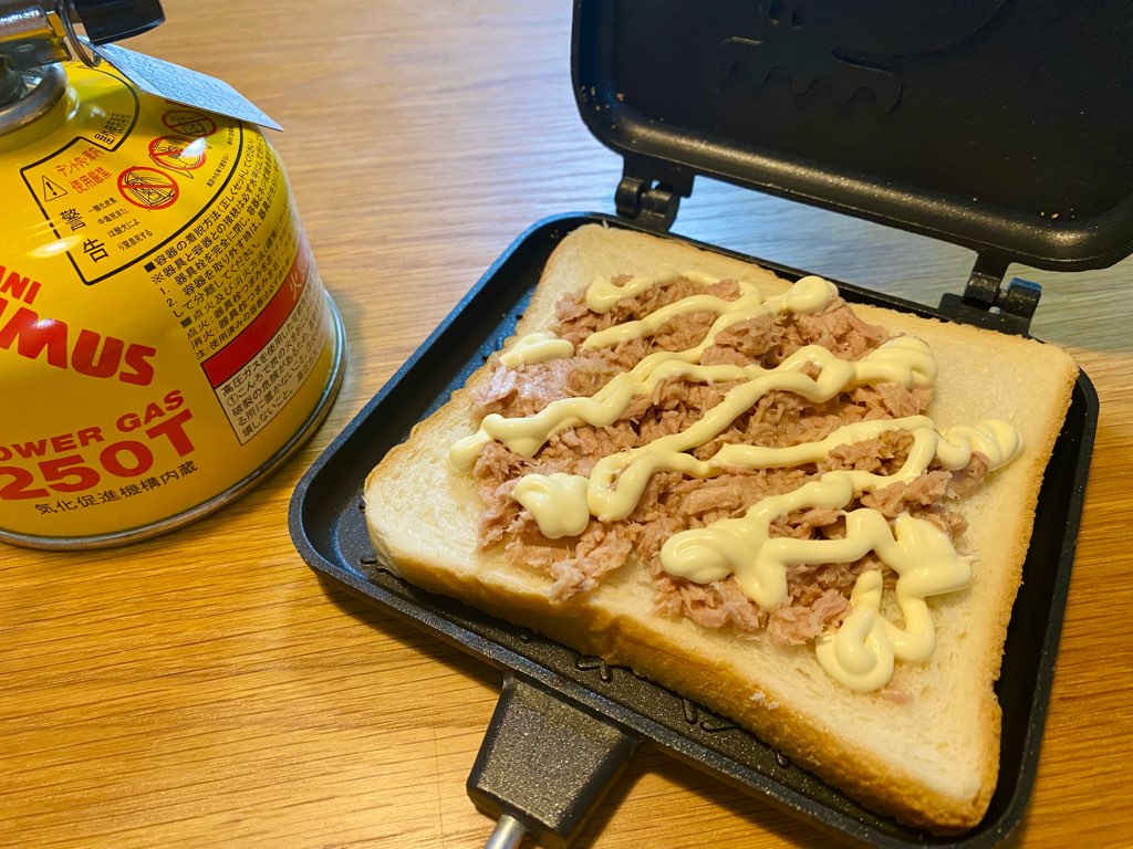 キャンプでツナマヨネーズのホットサンドを作る様子
