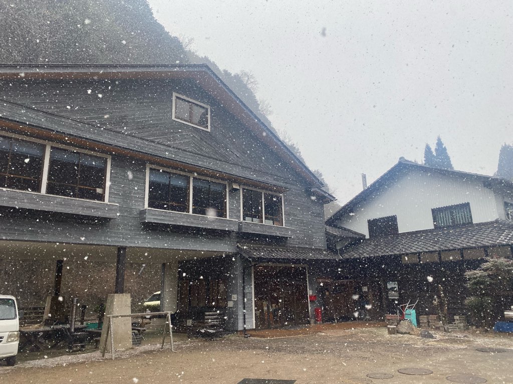 かぶとの森テラスの管理棟と雪