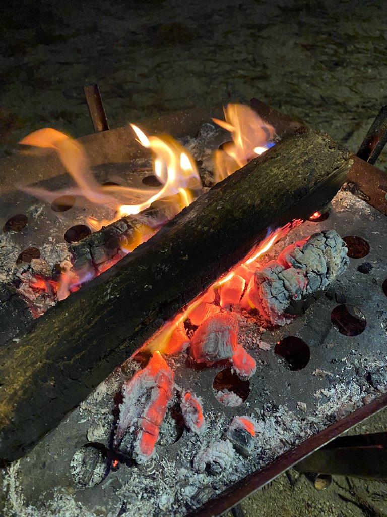 焚き火をしている様子