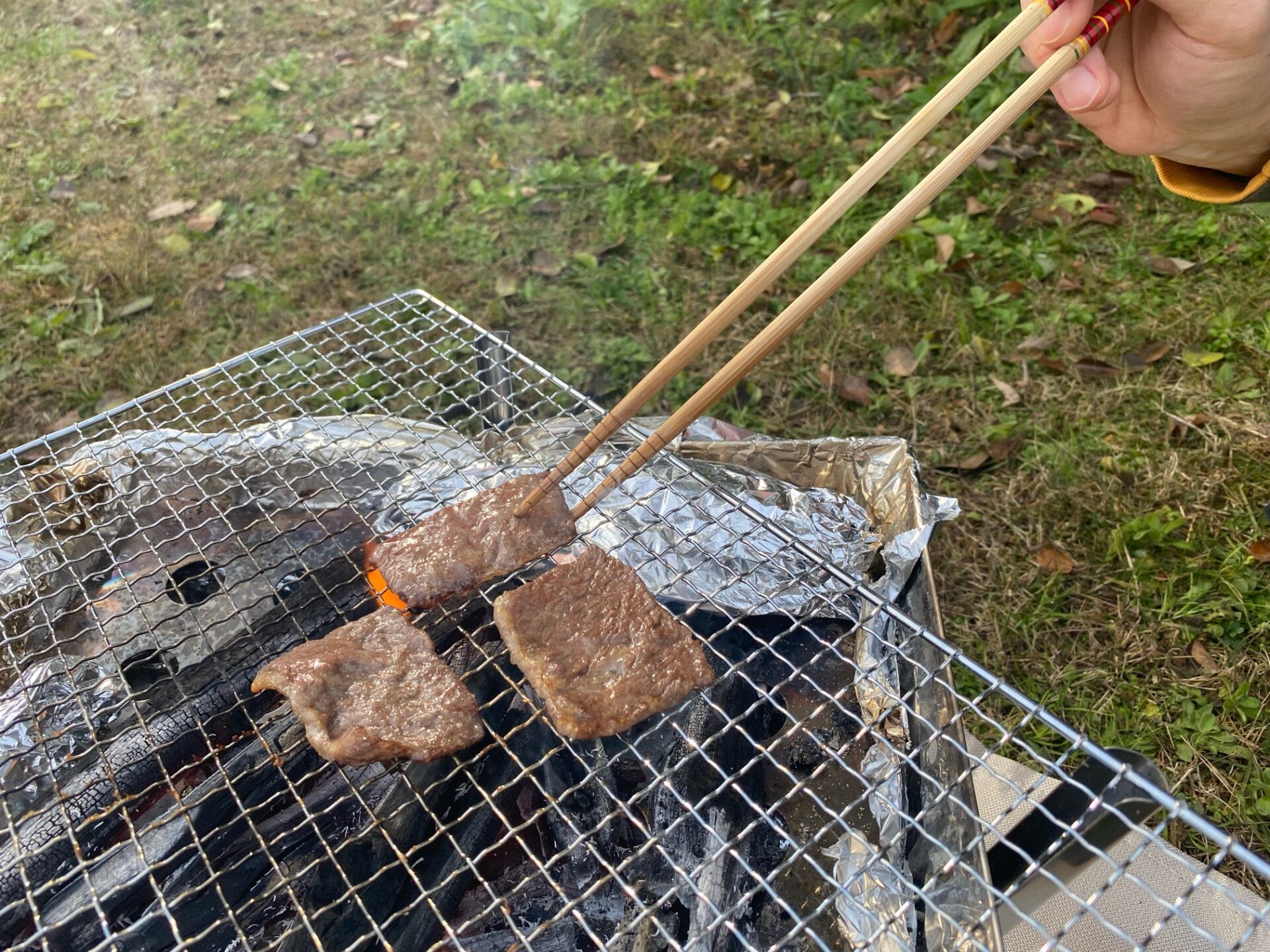 BBQコンロで肉を焼いている様子
