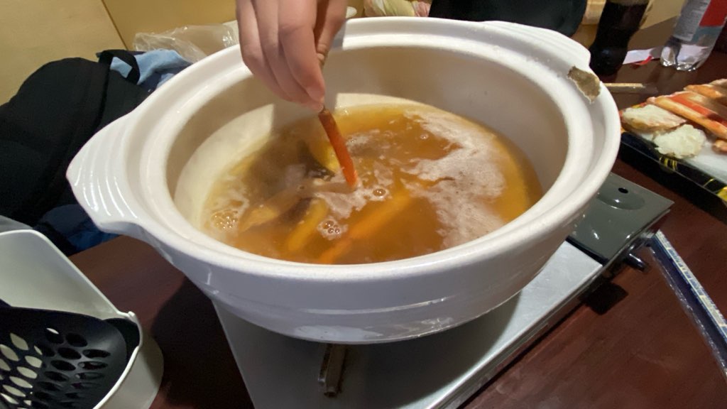 鍋にカニを入れている写真