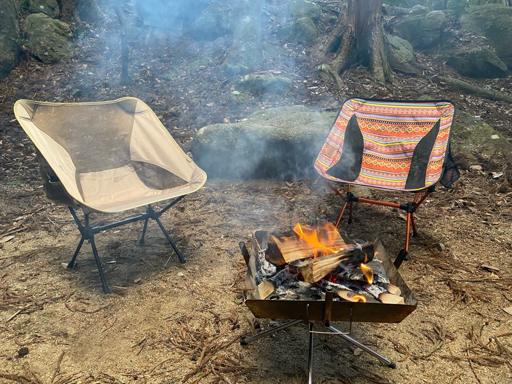 Moon Lenceのアウトドアチェアで焚き火を眺める風景