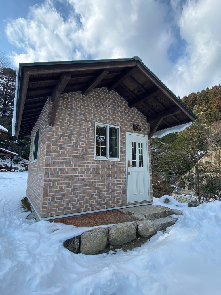 雪の中に建つバンガロー