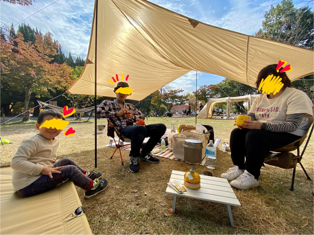 家族でデイキャンプをする様子