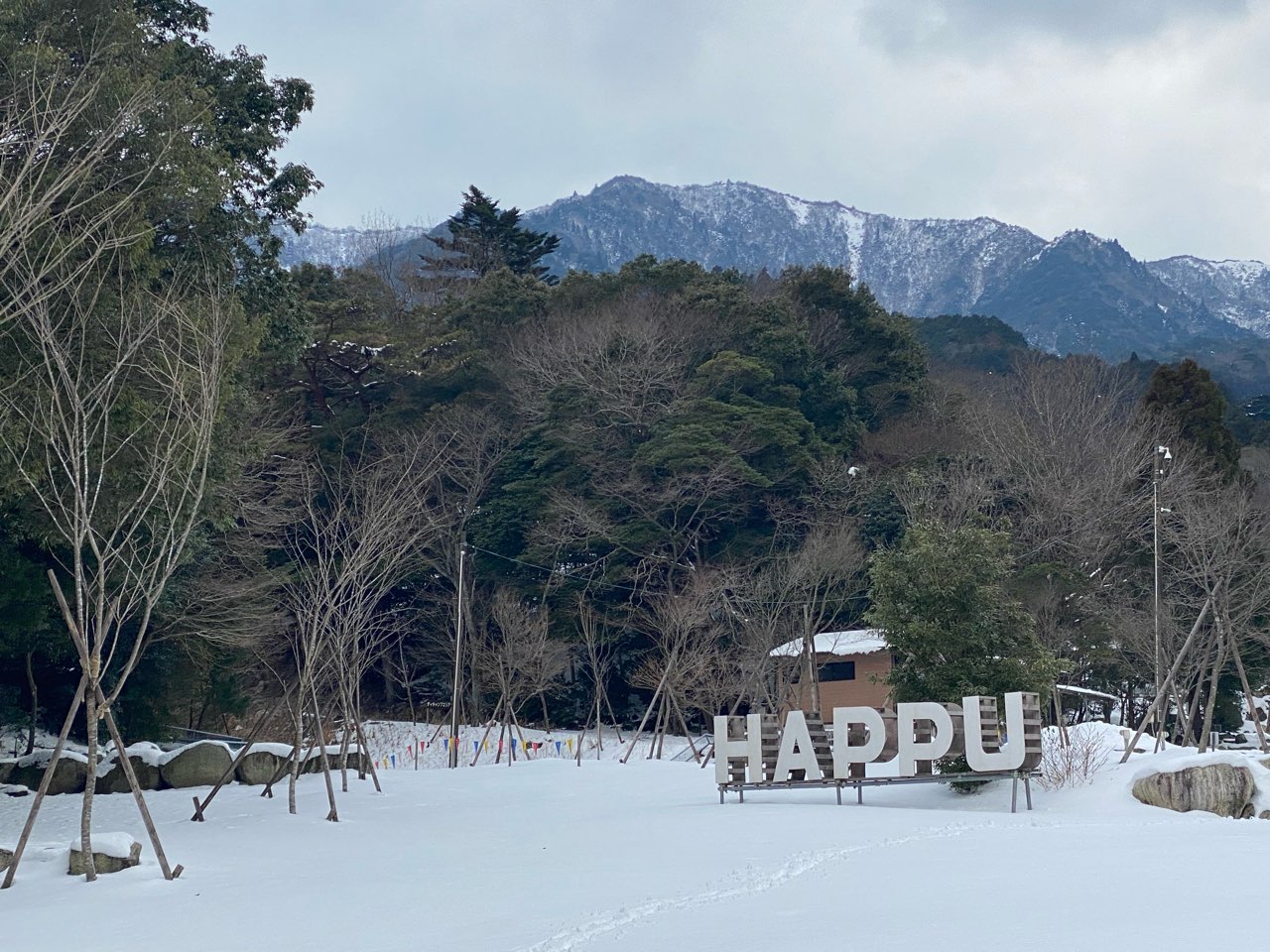 八風キャンプ場のモニュメントと雪景色