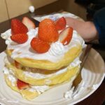 いちごとホイップクリームでデコレーションしたホットケーキ