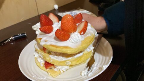 いちごとホイップクリームでデコレーションしたホットケーキ